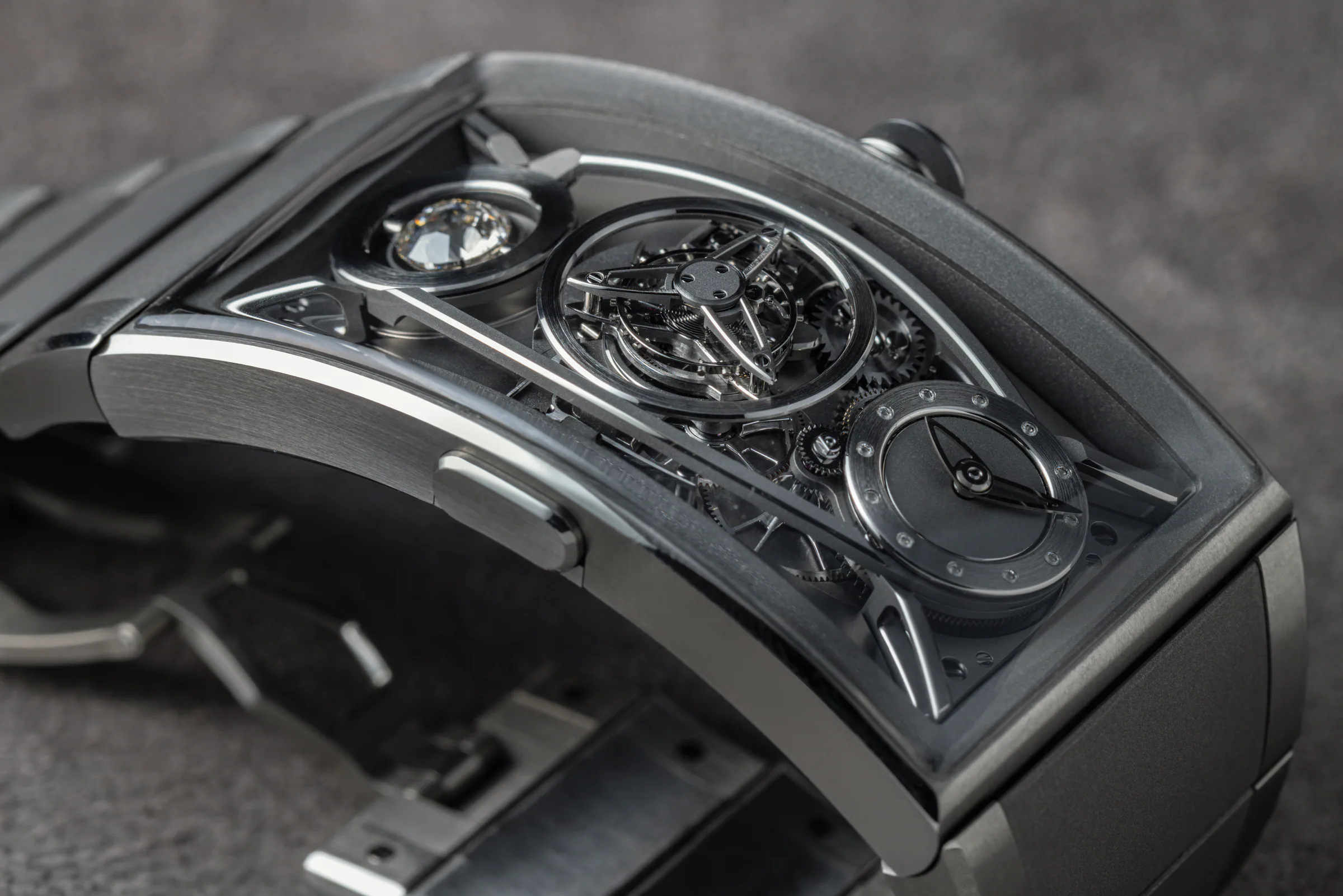Curved case profile